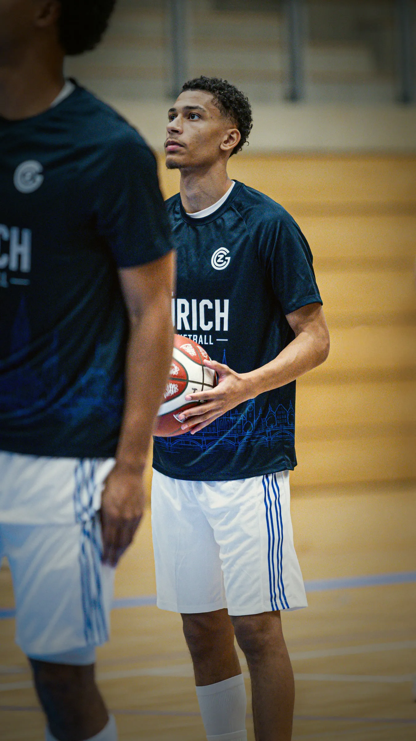 Zwei Spieler im dunkelblauen Warm-up Shirt beim Einwärmen