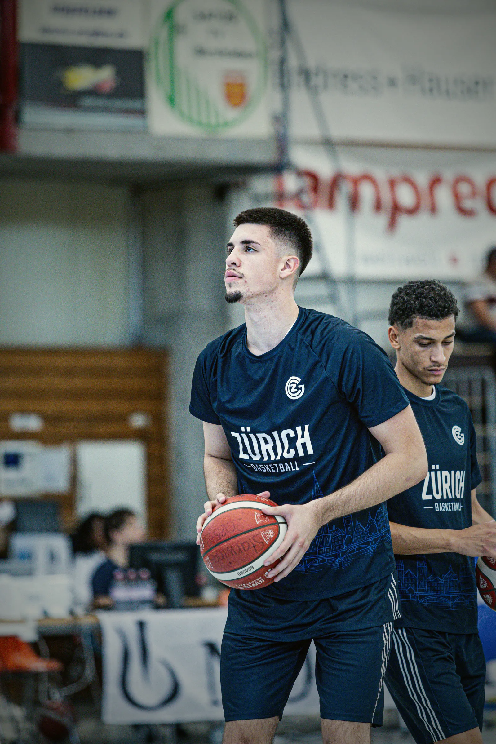 Spieler im dunkelblauen Warm-up Shirt mit Zürich-Schriftzug und Skyline beim Einwärmen