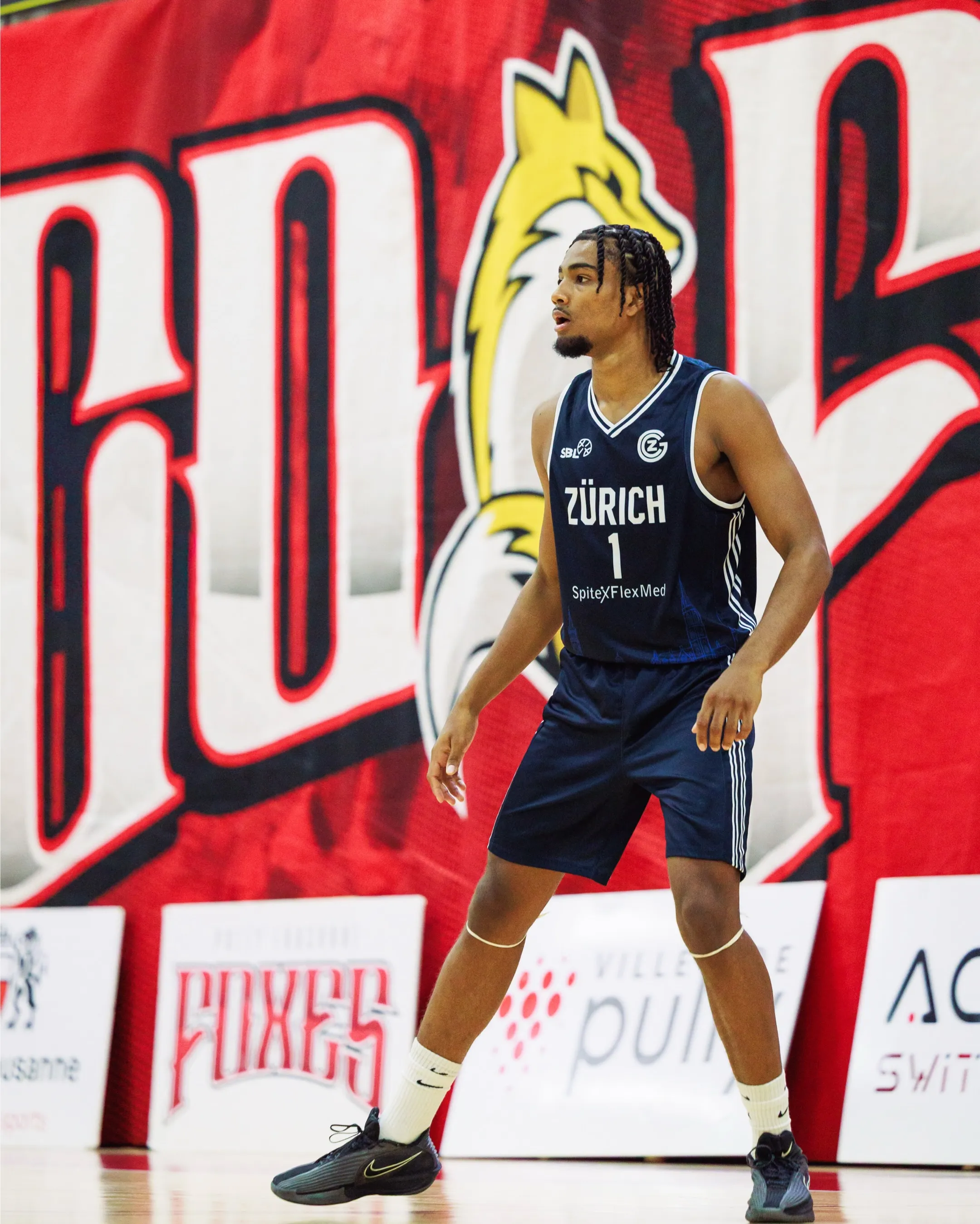 Spieler von GC Basketball im dunkelblauen Auswärtstrikot während eines Auswärtsspiels