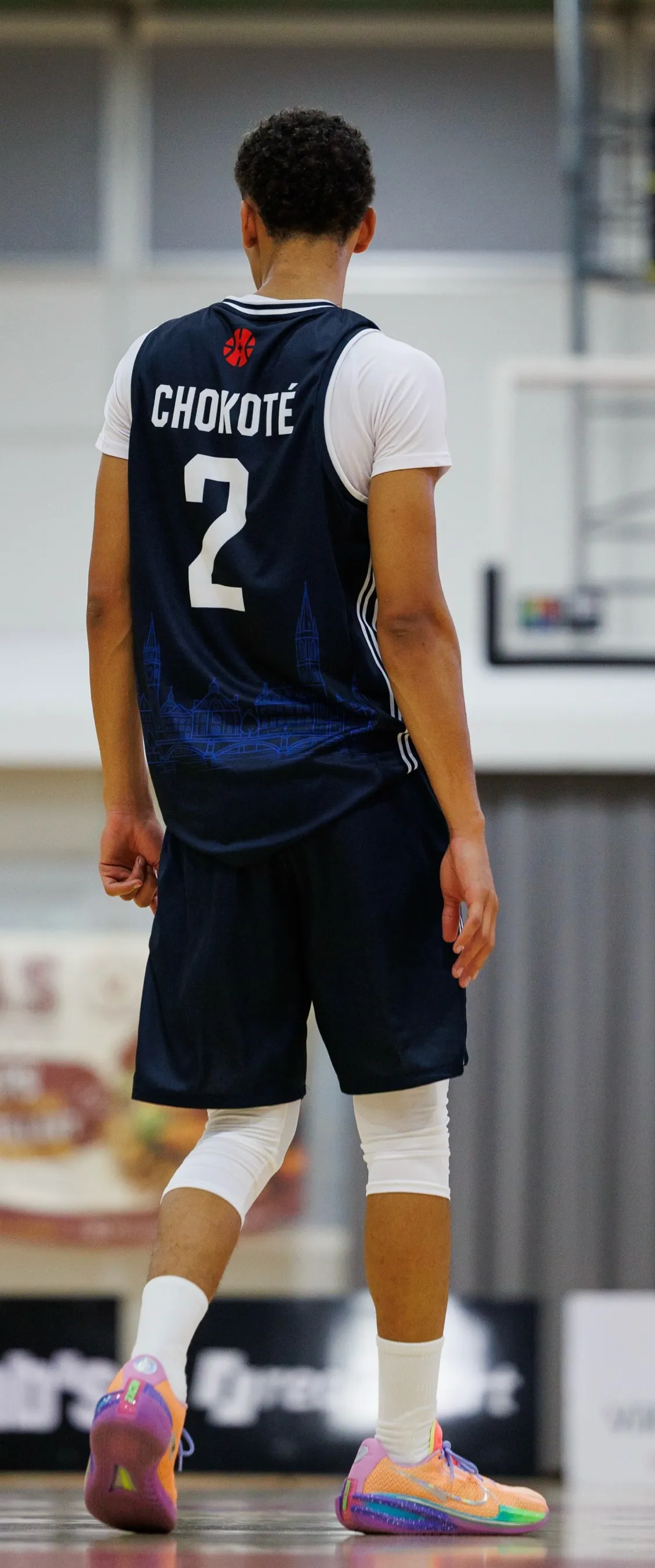 Rückenansicht eines Spielers von GC Basketball im dunkelblauen Auswärtstrikot mit Name und Nummer 2
