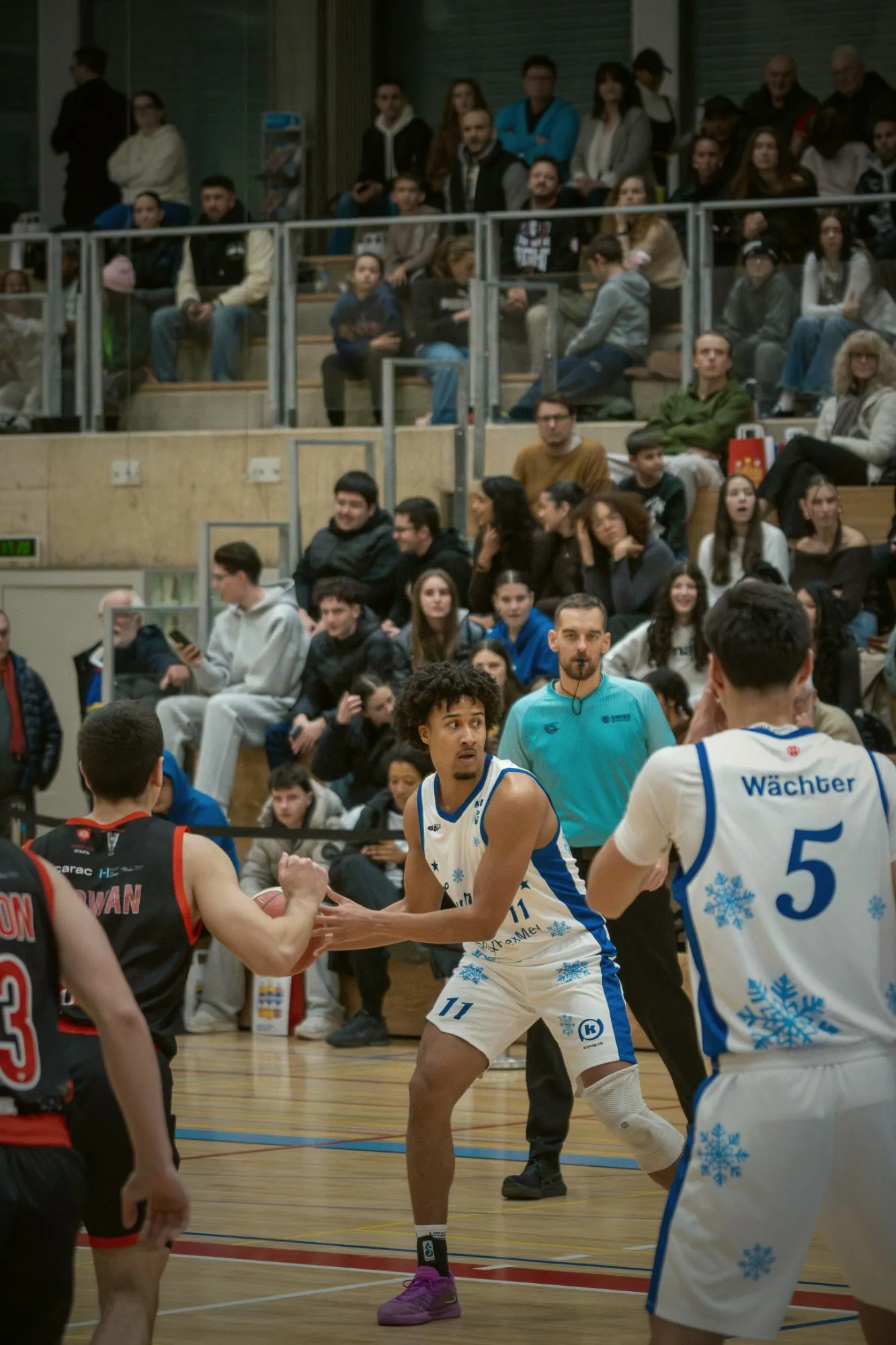 Christmas Game, Spieler mit der Nummer 11 hält den Ball, im Vordergrund Wächter mit der Nummer 5 im Schneeflocken-Trikot