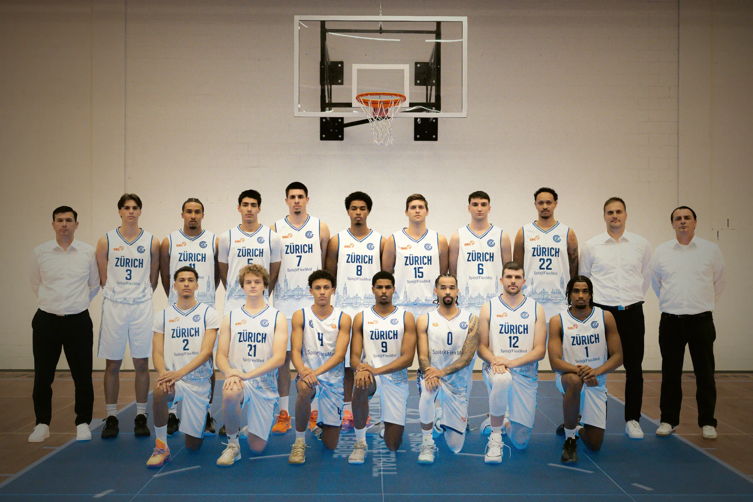 Mannschaftsfoto von GC Basketball 2026/27 mit Staff, alle im weissen Heimtrikot
